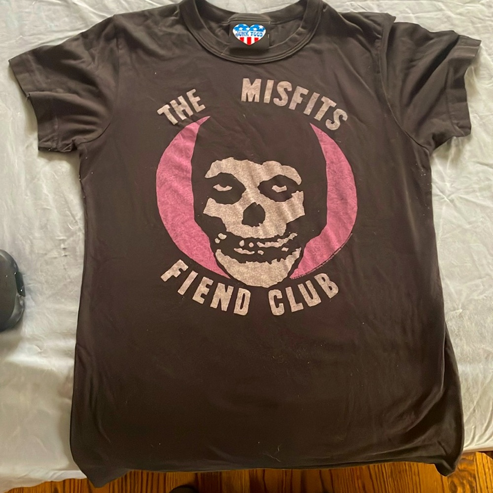 Says xl but more like a wine s medium or large, but is extra stretchy